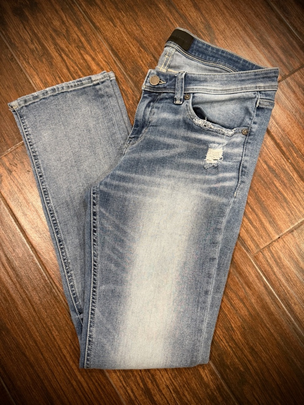 Buckle Women's Light Wash straight ankle Jeans with Subtle Distress